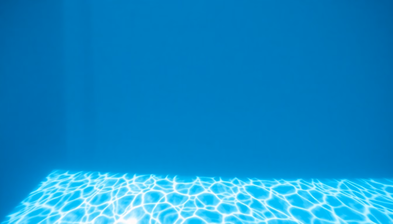 Piscine exposée au soleil avec un panneau d'alerte.